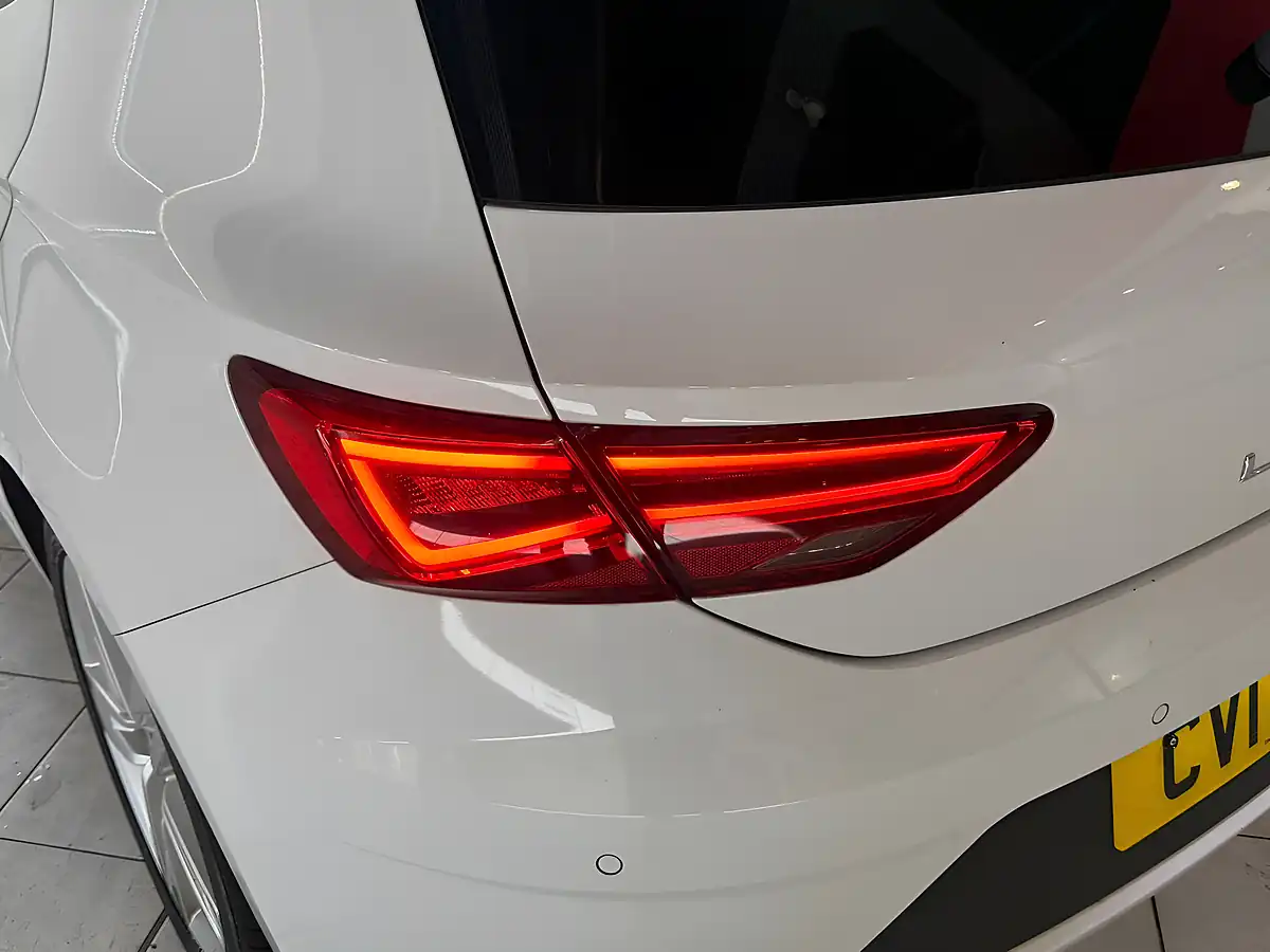 Used 2017 SEAT Leon Fr Technology White - Interior and Exterior details 7