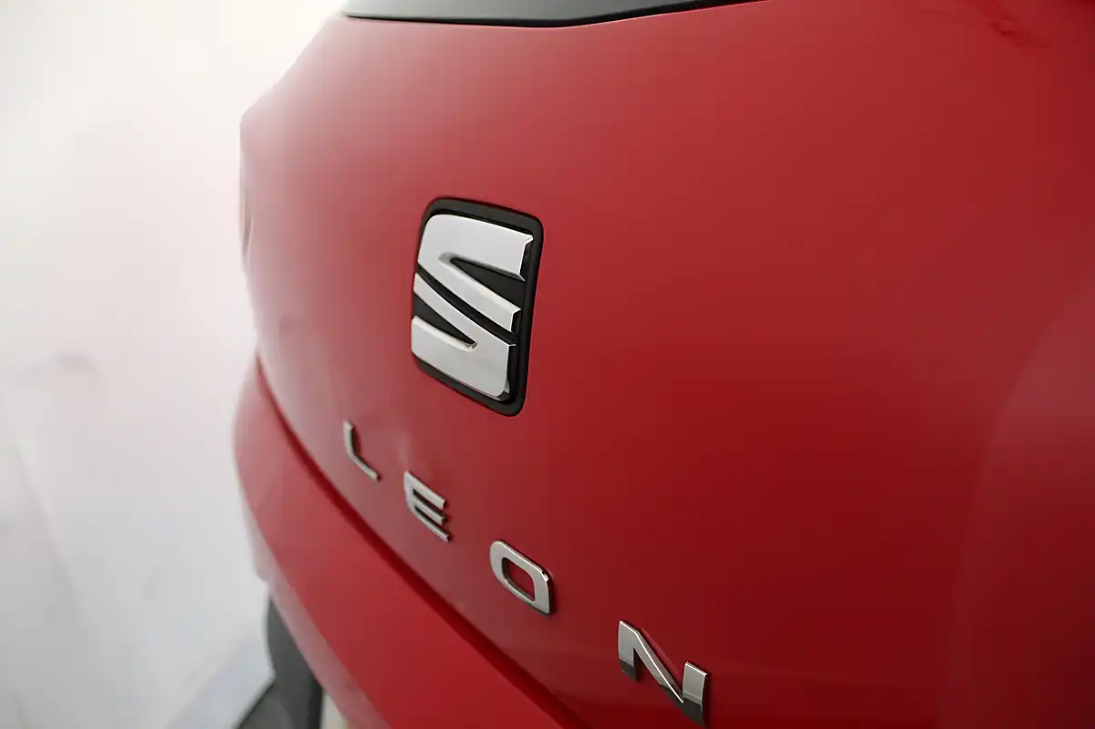 Used 2017 SEAT Leon Fr Titanium Red - Interior and Exterior details 12