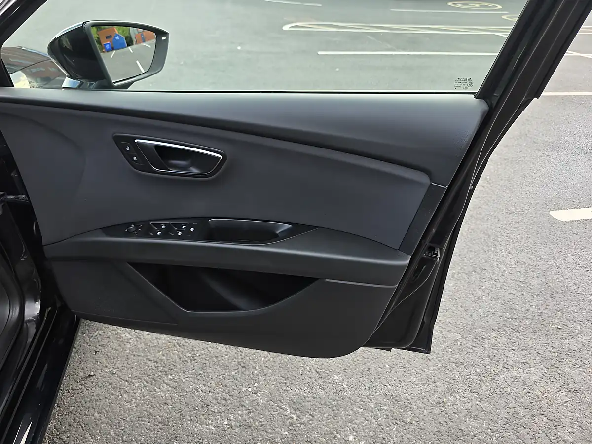 Used 2017 SEAT Leon Se Dynamic Technology Black - Interior and Exterior details 9