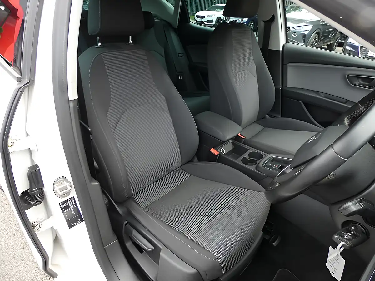 Used 2017 SEAT Leon Se Dynamic Technology Candy White - Interior and Exterior details 12