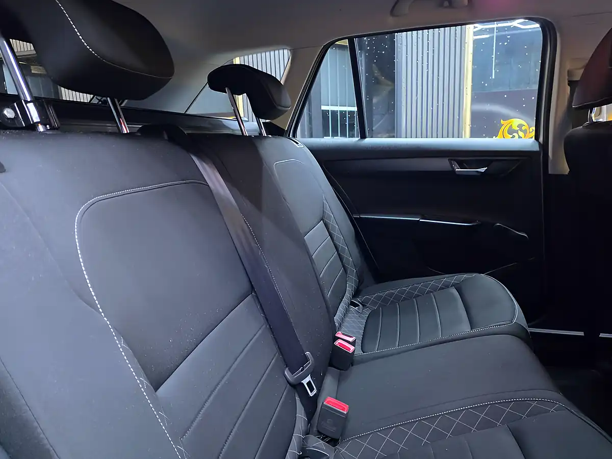 Used 2017 Skoda Fabia Se L Silver - Interior and Exterior details 12