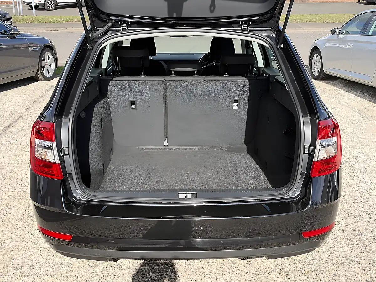 Used 2017 Skoda Octavia S Black Pearl Metallic - Interior and Exterior details 16