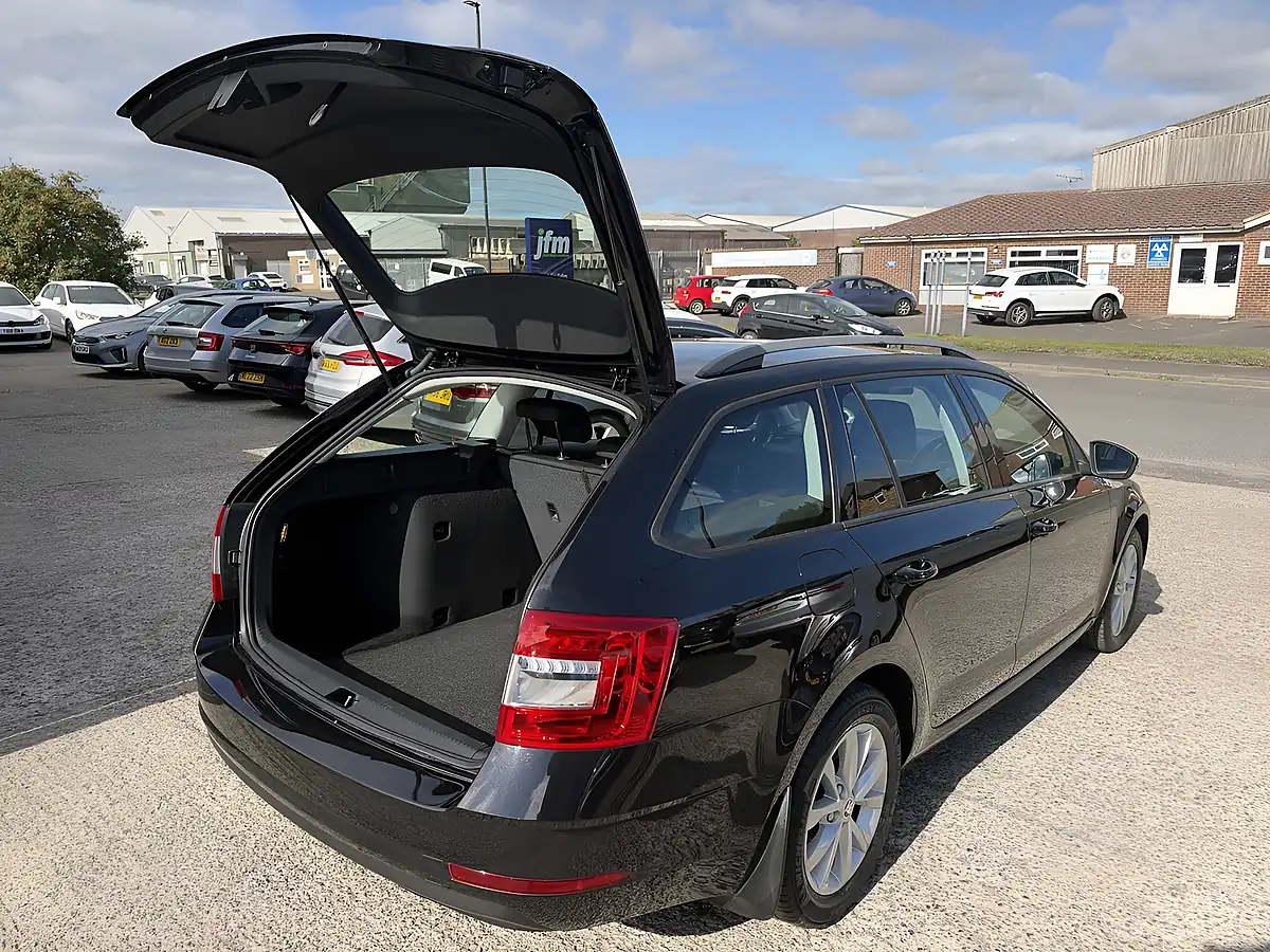 Used 2017 Skoda Octavia S Black Pearl Metallic - Interior and Exterior details 17