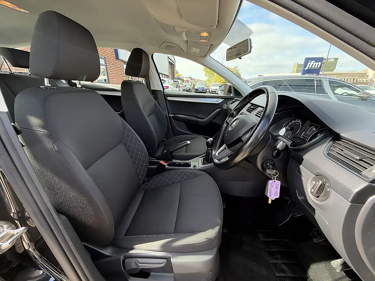 Used 2017 Skoda Octavia S Black Pearl Metallic - Interior and Exterior details 3