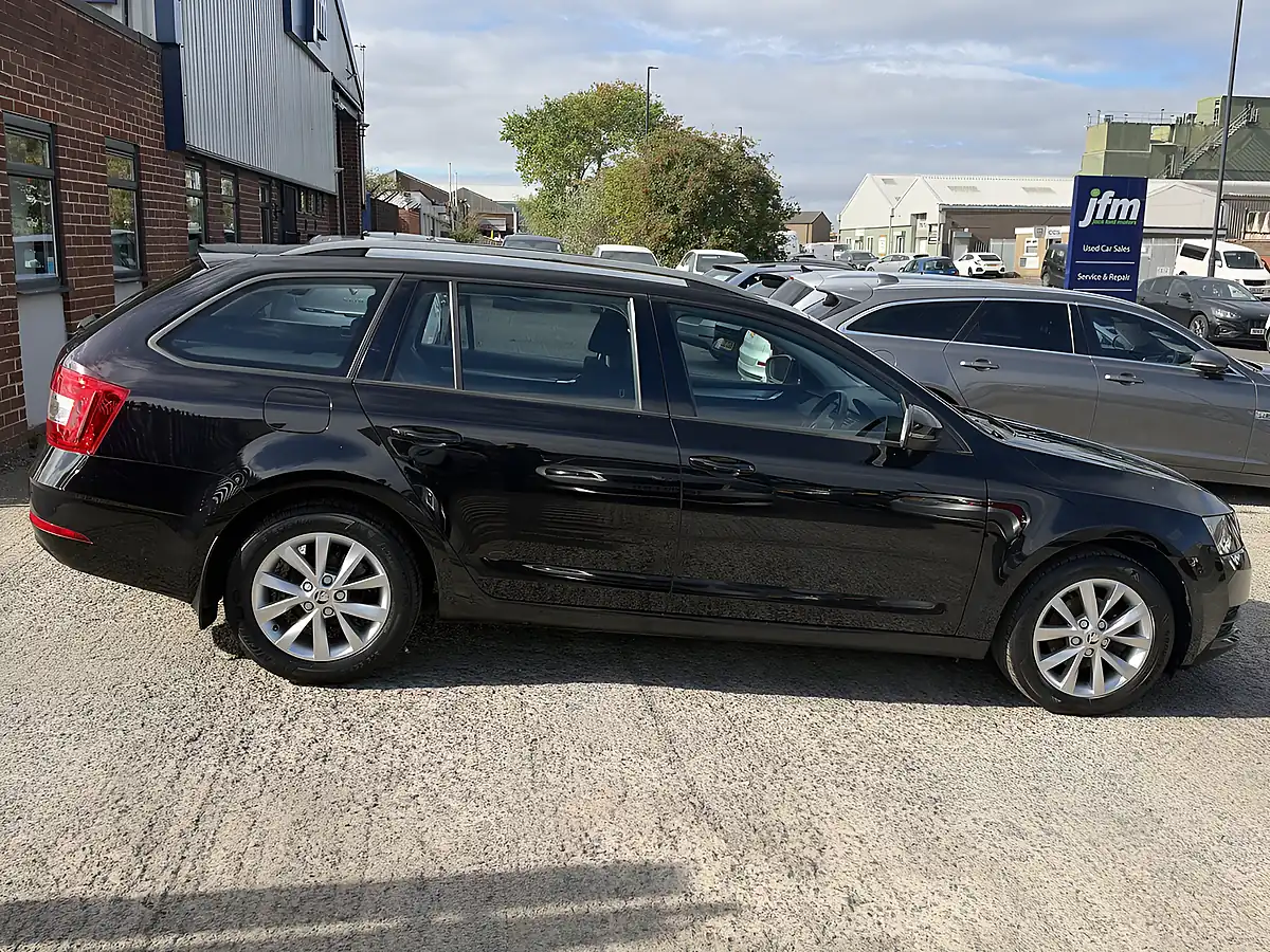 Used 2017 Skoda Octavia S Black Pearl Metallic - Interior and Exterior details 5