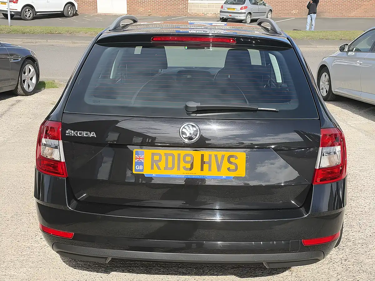 Used 2017 Skoda Octavia S Black Pearl Metallic - Interior and Exterior details 7