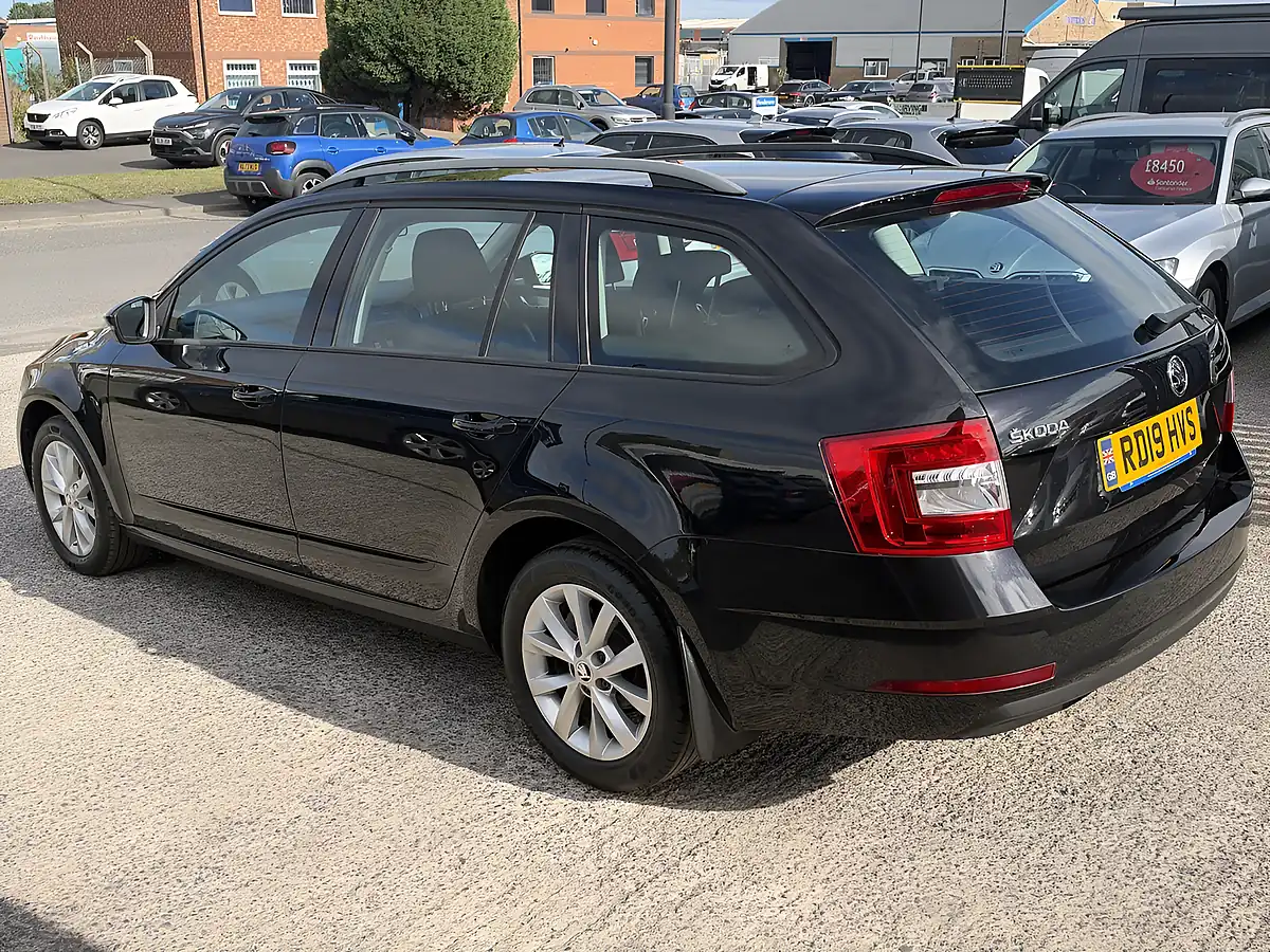 Used 2017 Skoda Octavia S Black Pearl Metallic - Interior and Exterior details 8