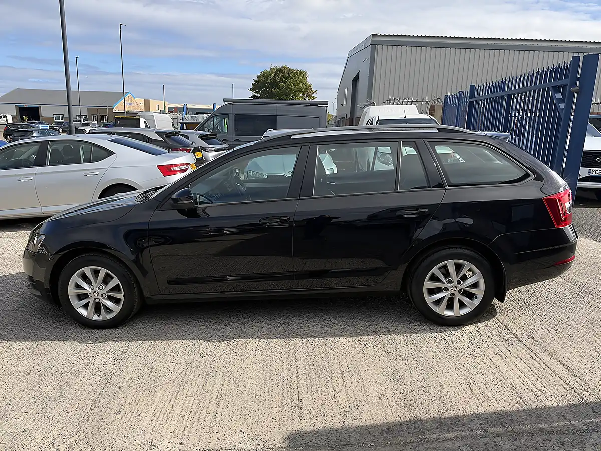Used 2017 Skoda Octavia S Black Pearl Metallic - Interior and Exterior details 9