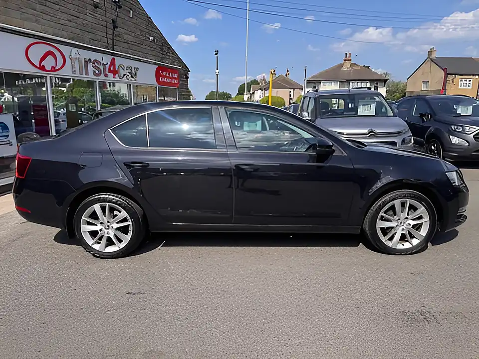 Used 2017 Skoda Octavia Se L Black - Interior and Exterior details 6