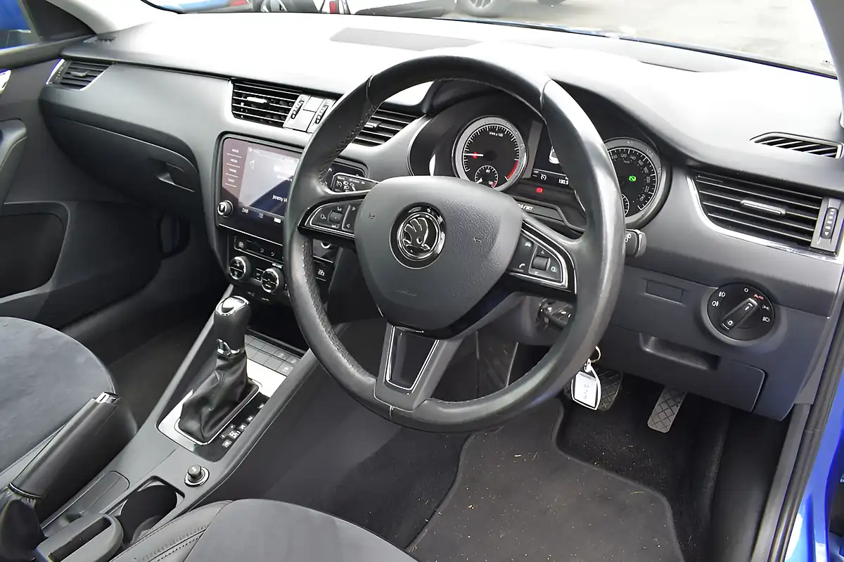 Used 2017 Skoda Octavia Se L Blue - Interior and Exterior details 9