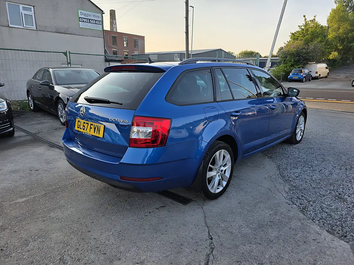 Used 2017 Skoda Octavia Se L Blue - Interior and Exterior details 6