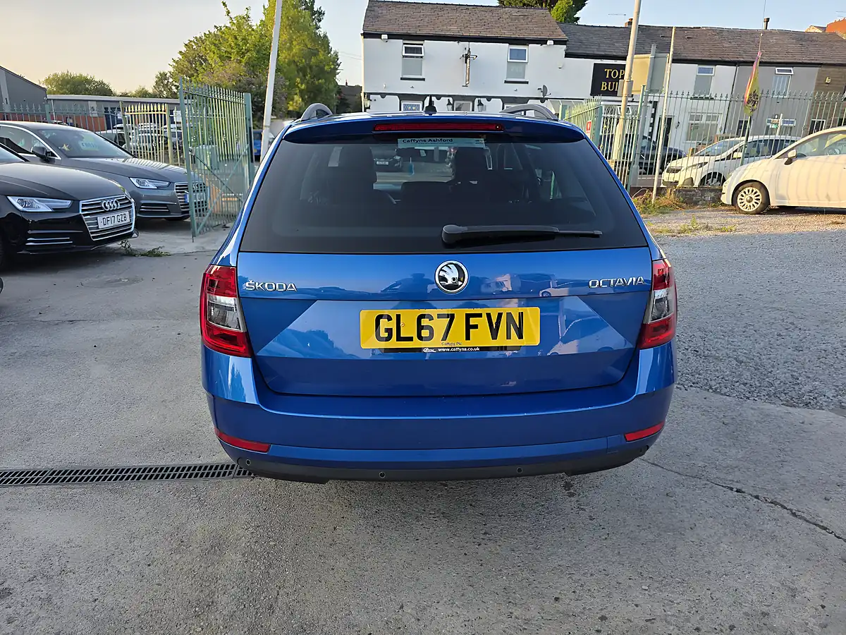 Used 2017 Skoda Octavia Se L Blue - Interior and Exterior details 7