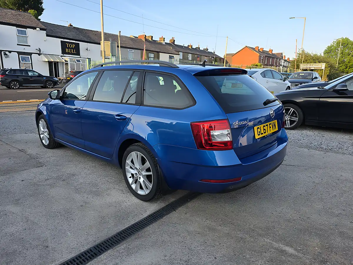 Used 2017 Skoda Octavia Se L Blue - Interior and Exterior details 8