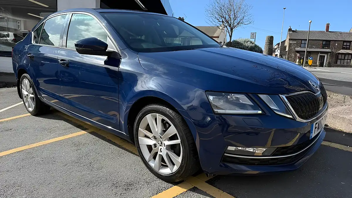 Used 2017 Skoda Octavia Se L Blue - Front View