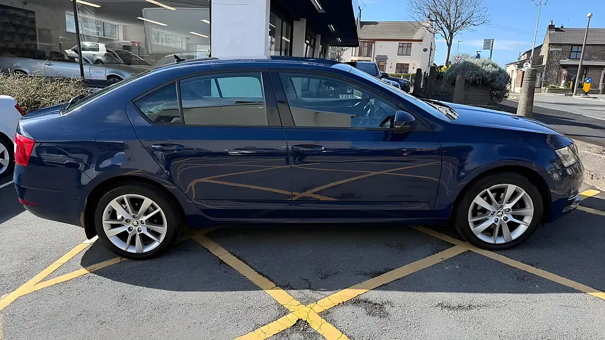 Used 2017 Skoda Octavia Se L Blue - Interior and Exterior details 14