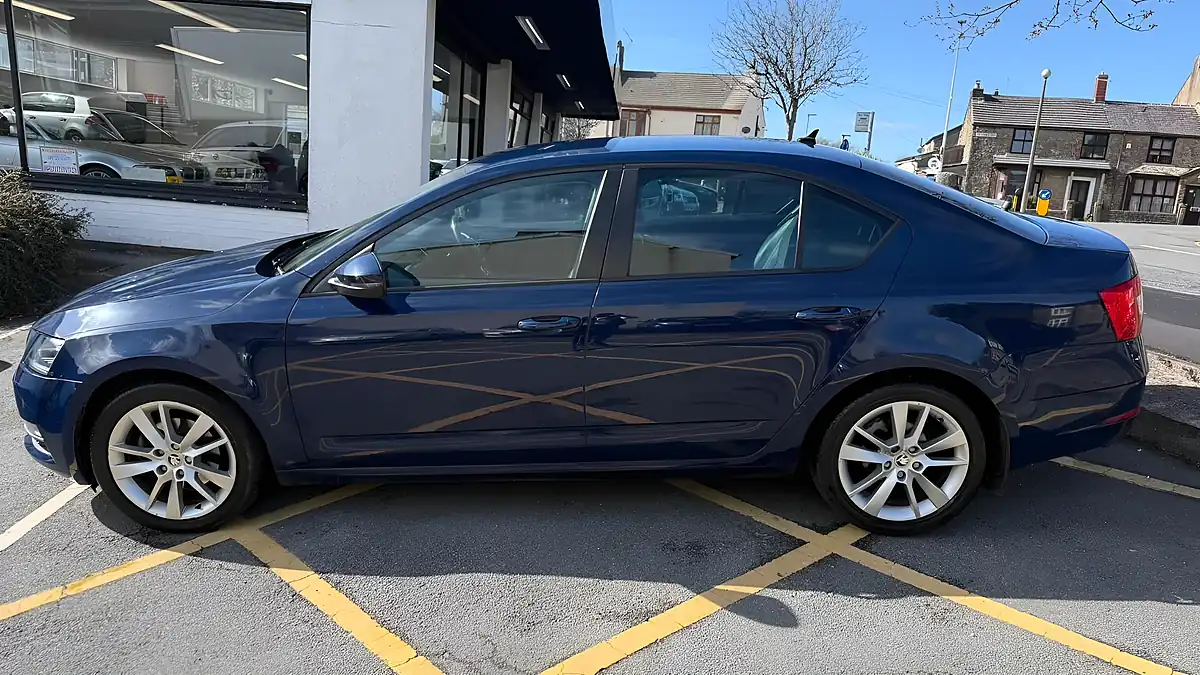 Used 2017 Skoda Octavia Se L Blue - Interior and Exterior details 15