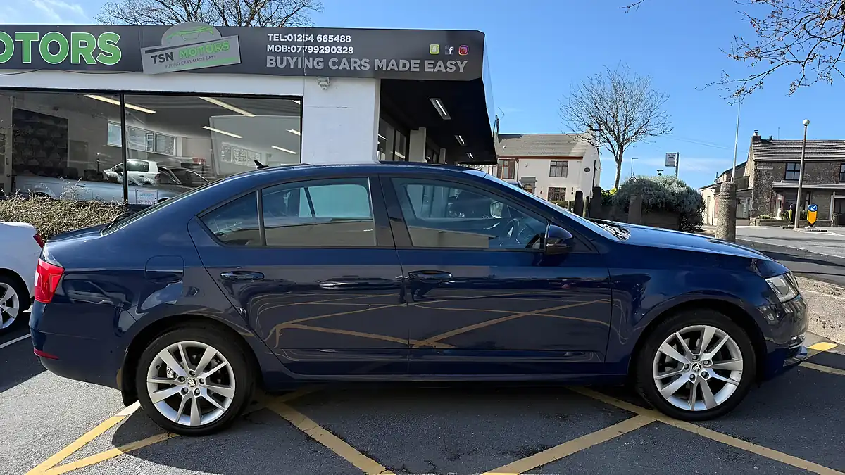 Used 2017 Skoda Octavia Se L Blue - Interior and Exterior details 16