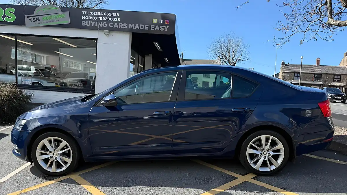 Used 2017 Skoda Octavia Se L Blue - Interior and Exterior details 17