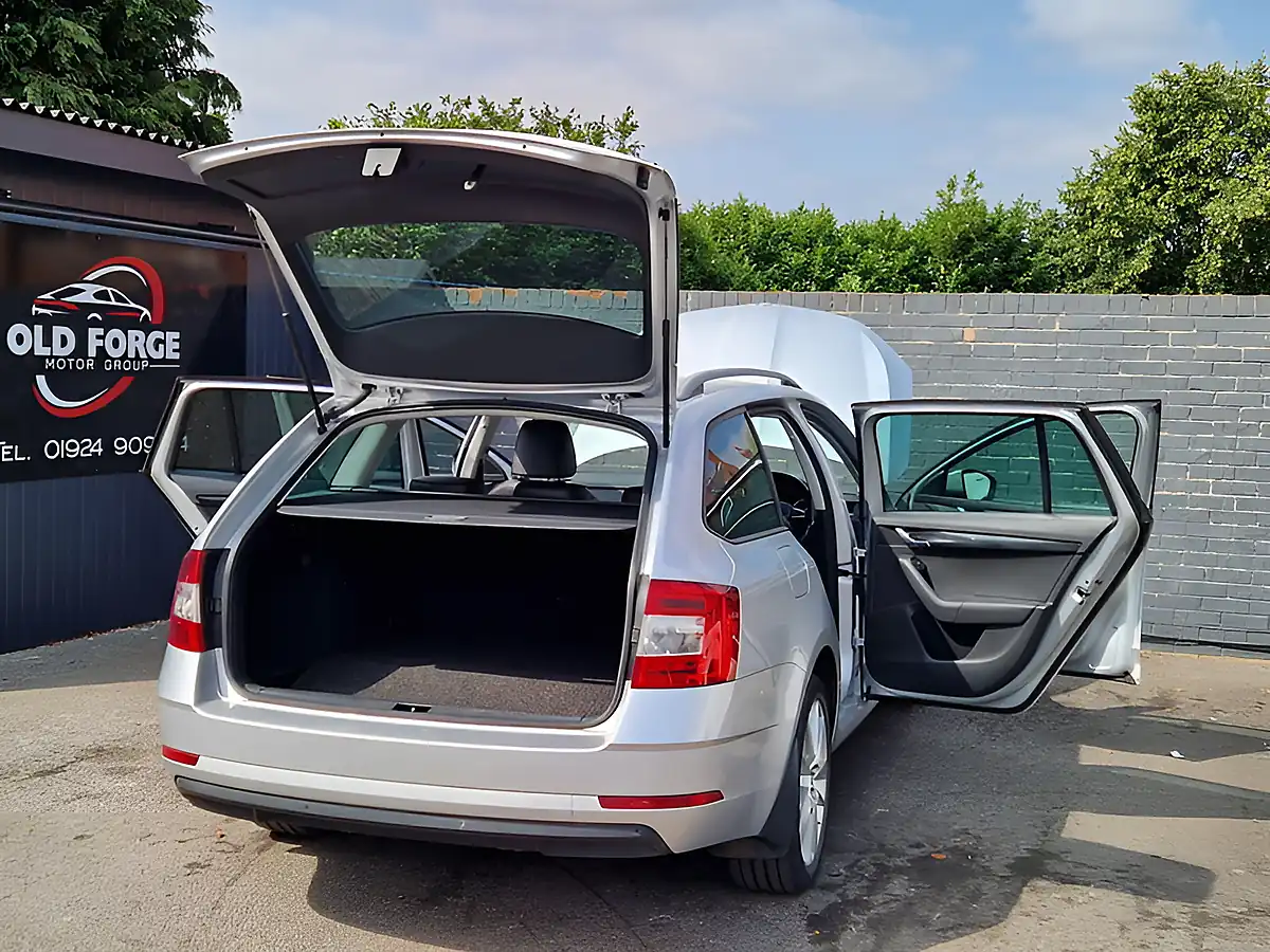 Used 2017 Skoda Octavia Se L Silver - Interior and Exterior details 12