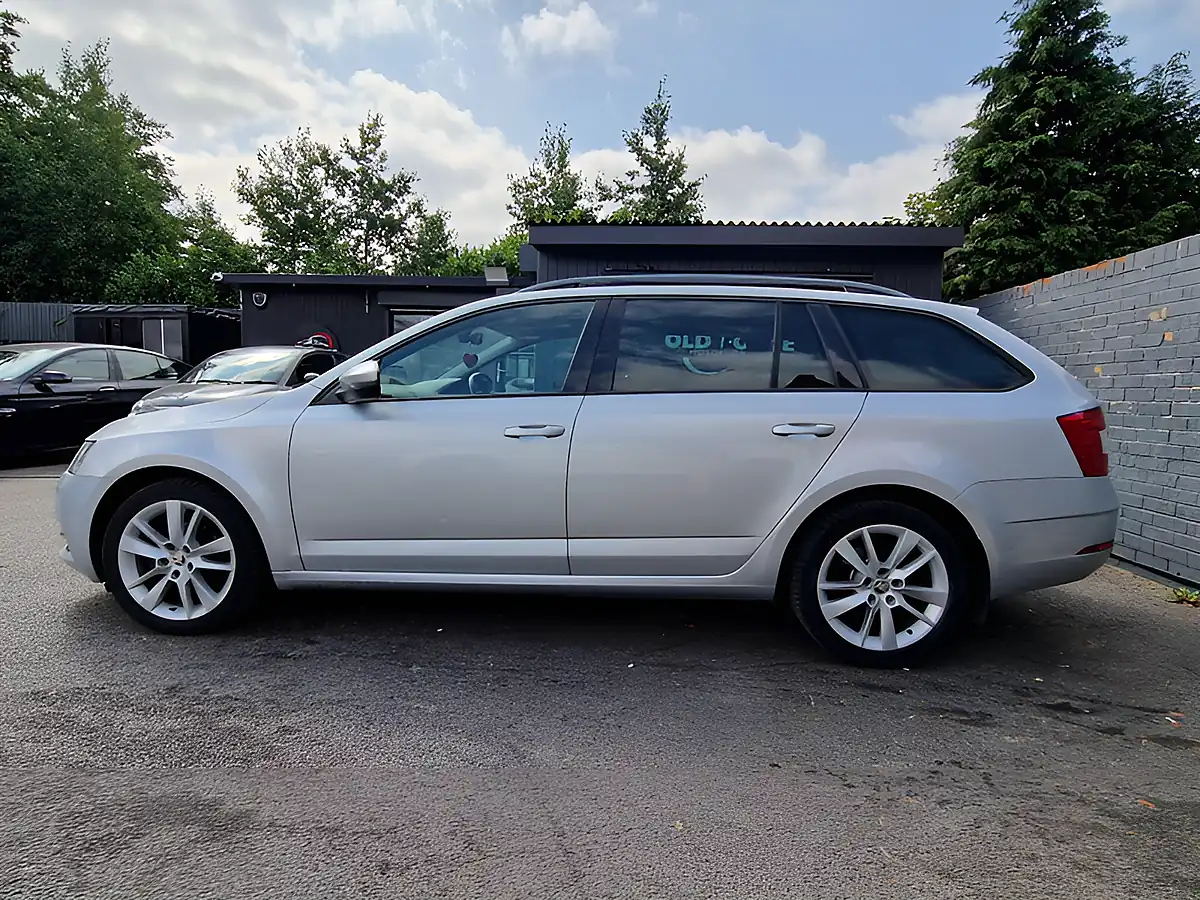 Used 2017 Skoda Octavia Se L Silver - Interior and Exterior details 6