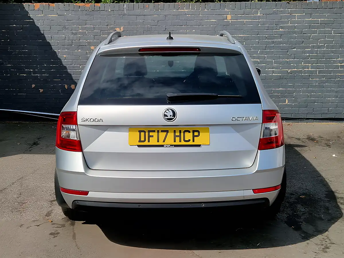 Used 2017 Skoda Octavia Se L Silver - Interior and Exterior details 9