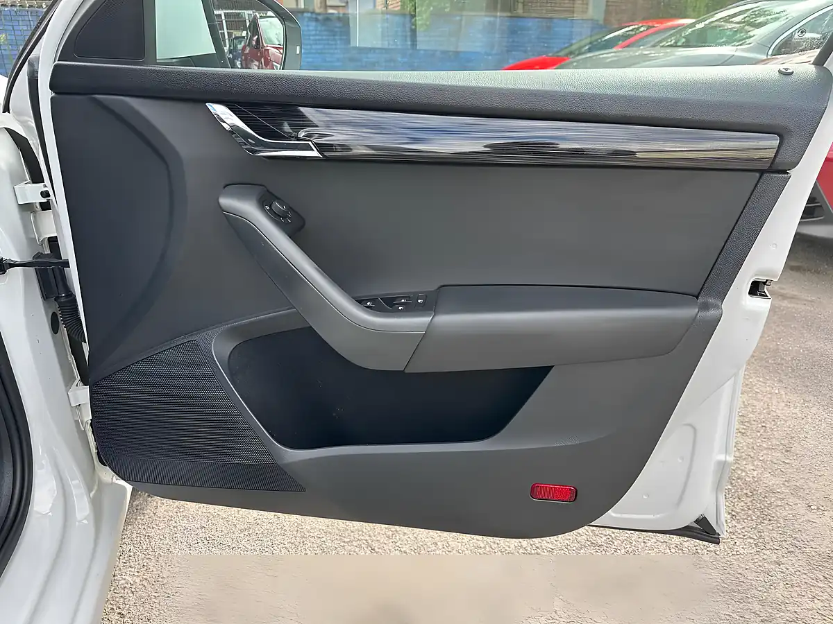 Used 2017 Skoda Octavia Se L White - Interior and Exterior details 10