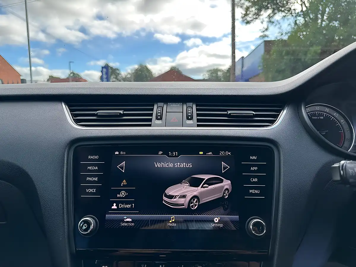 Used 2017 Skoda Octavia Se L White - Interior and Exterior details 17