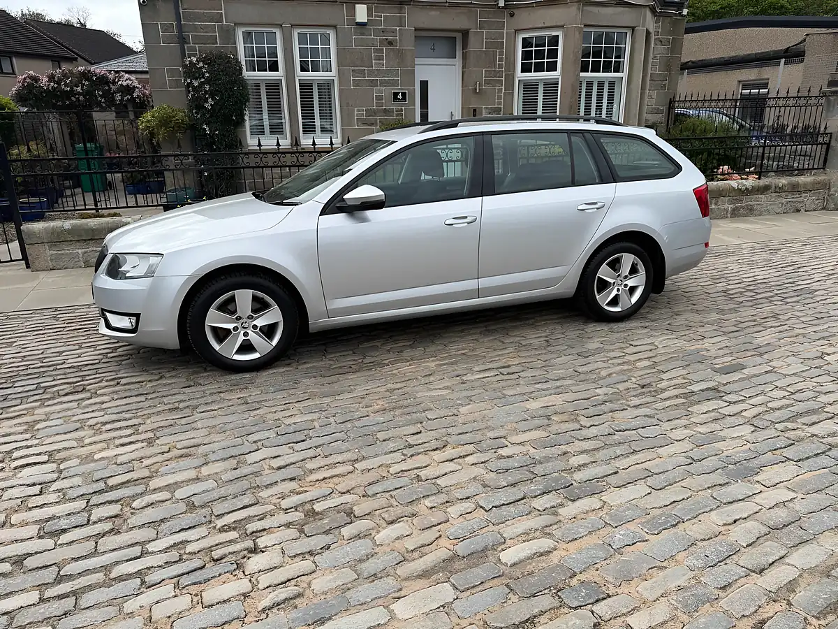 Used 2017 Skoda Octavia Se Silver - Interior and Exterior details 11