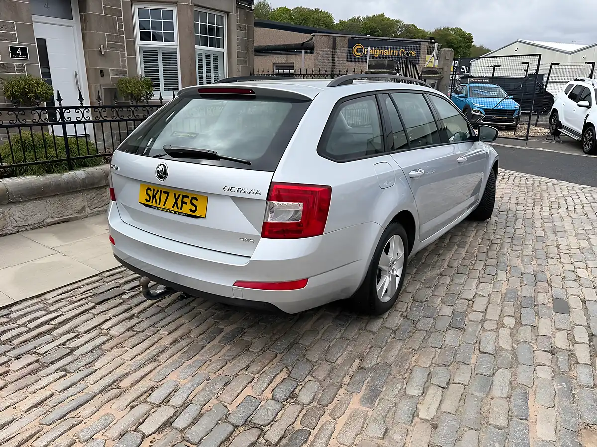 Used 2017 Skoda Octavia Se Silver - Interior and Exterior details 15
