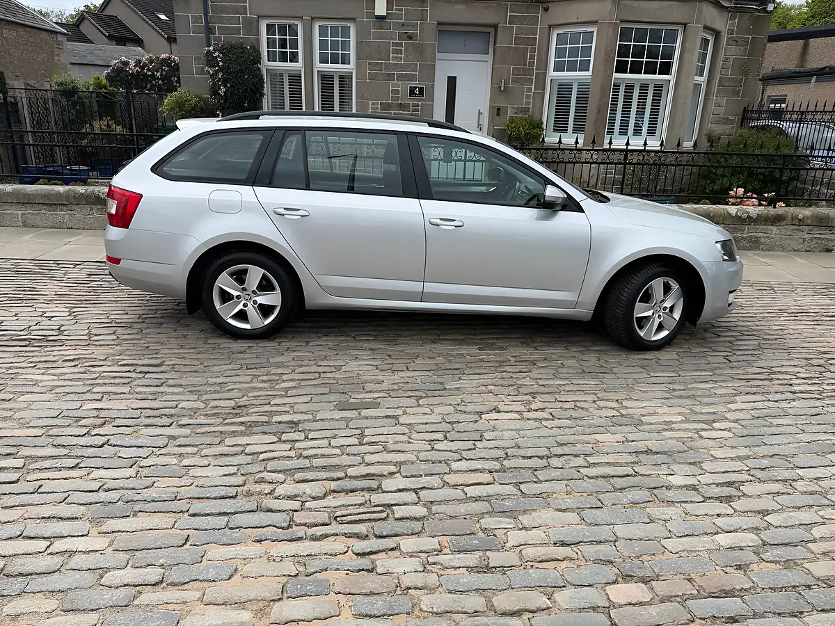 Used 2017 Skoda Octavia Se Silver - Interior and Exterior details 16