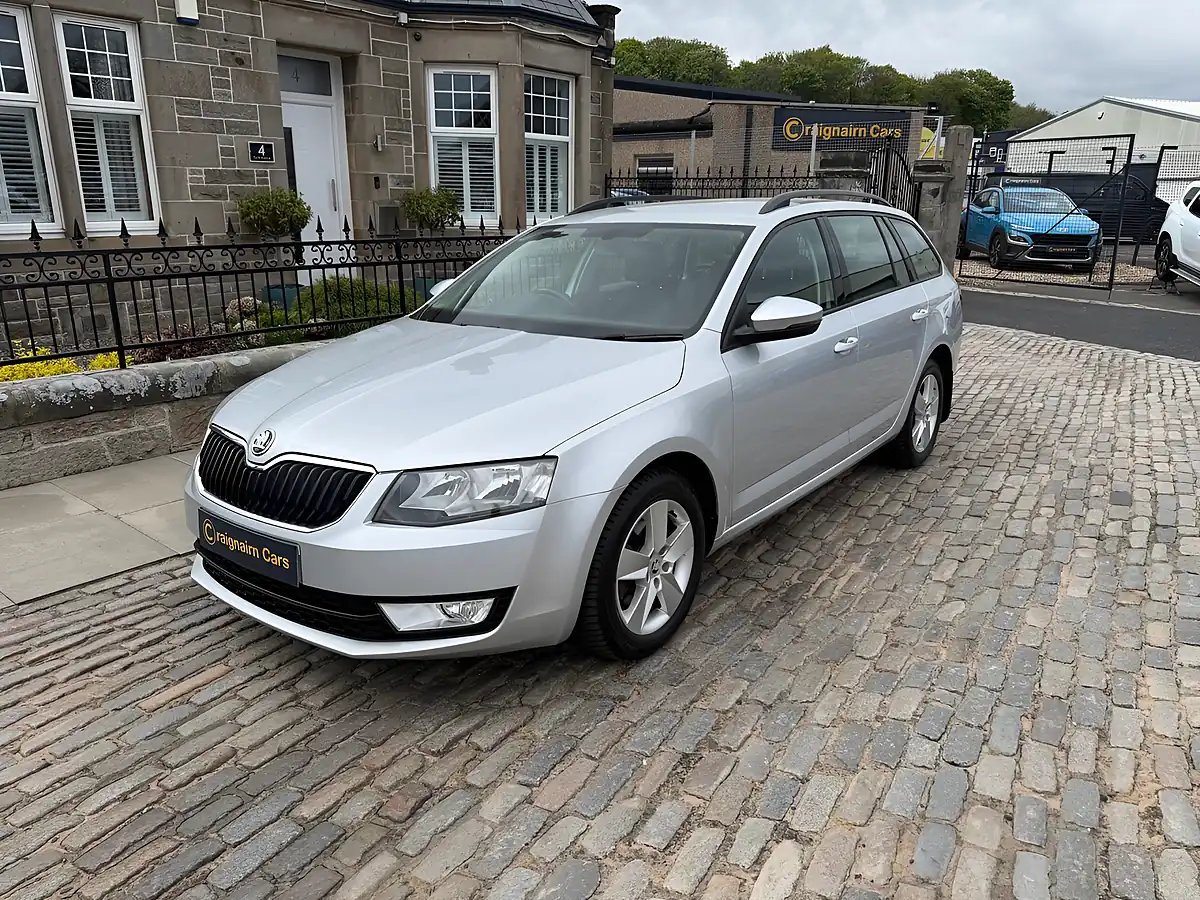 Used 2017 Skoda Octavia Se Silver - Interior and Exterior details 3