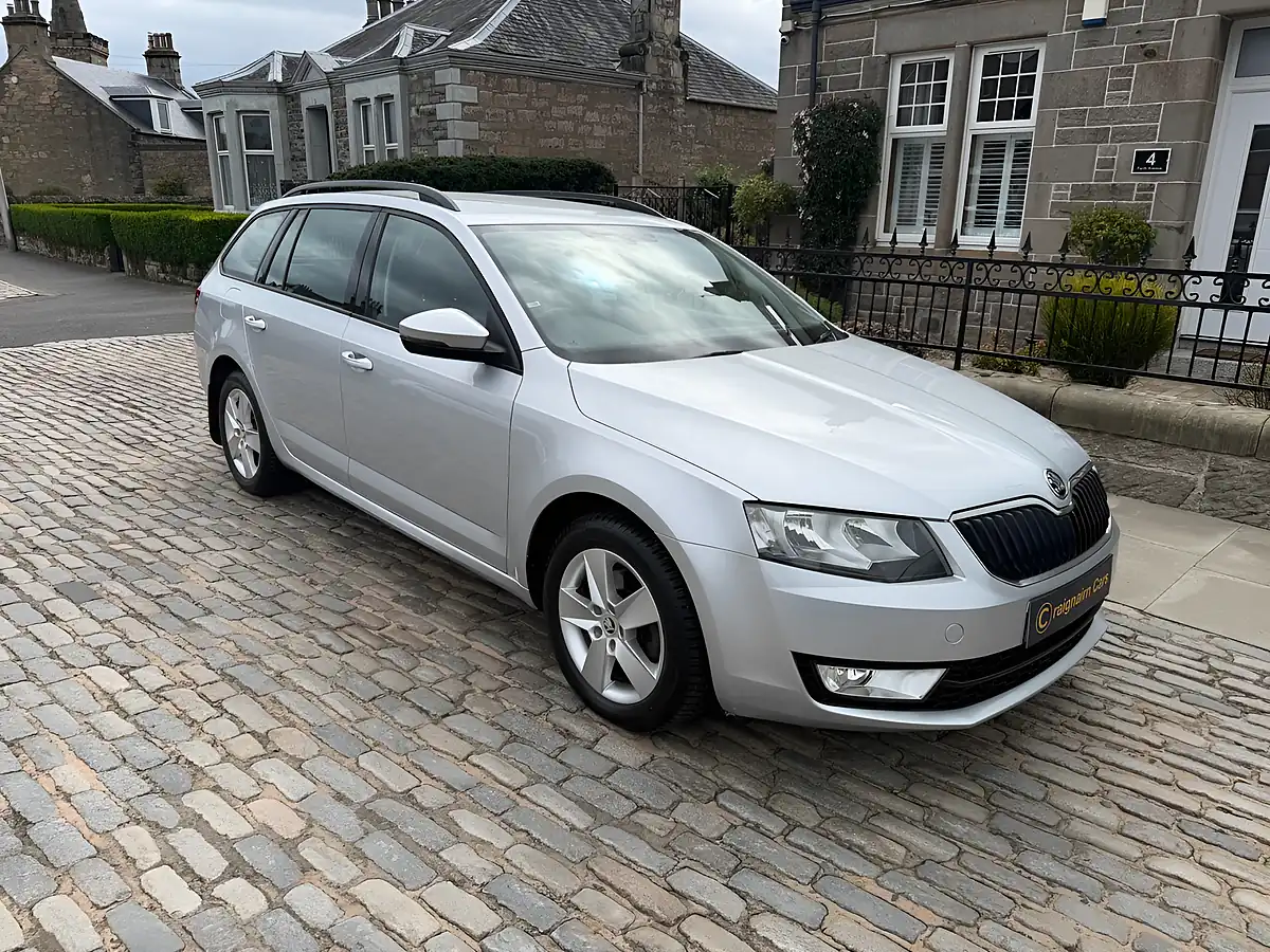 Used 2017 Skoda Octavia Se Silver - Interior and Exterior details 4