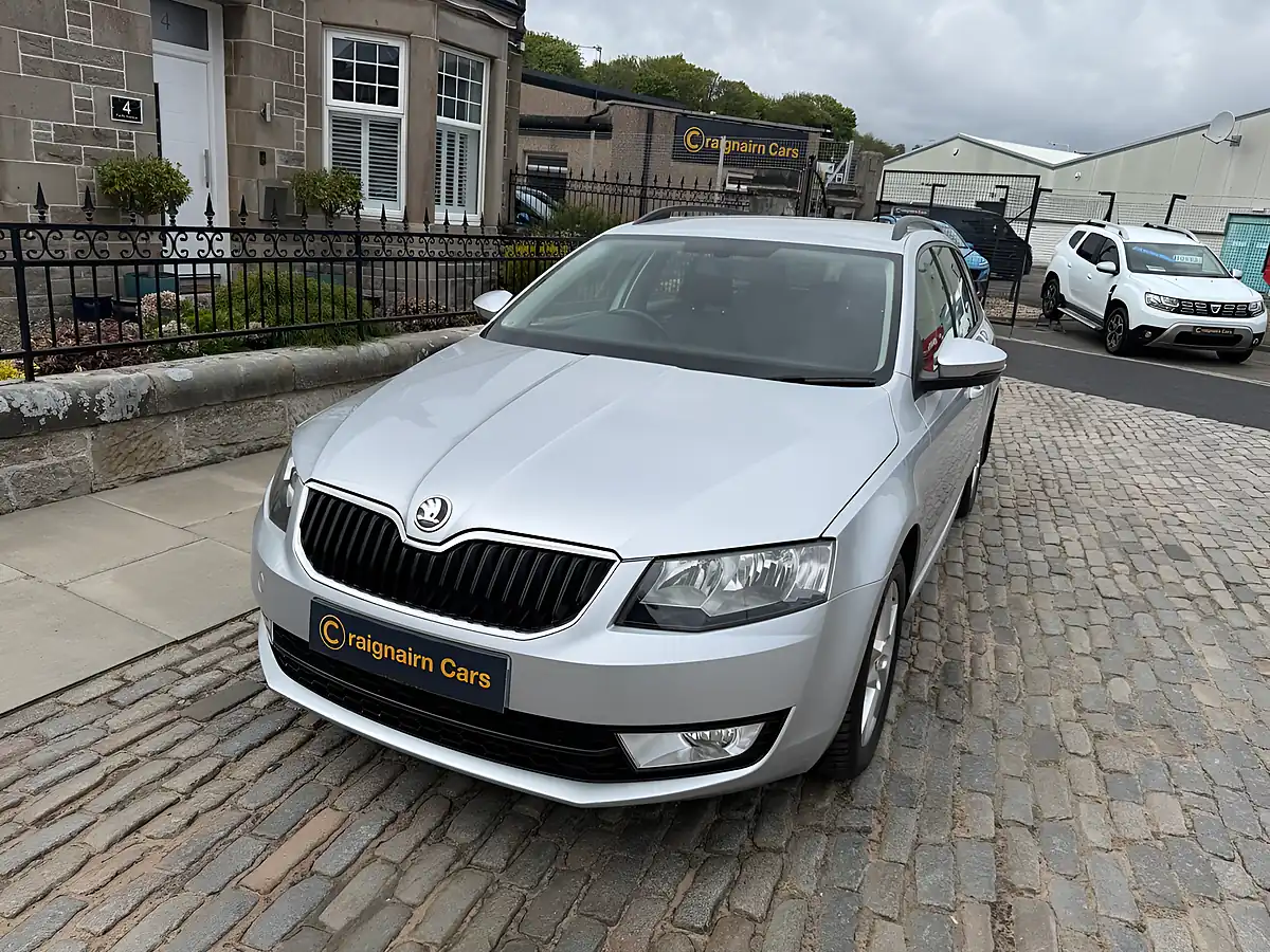 Used 2017 Skoda Octavia Se Silver - Interior and Exterior details 5