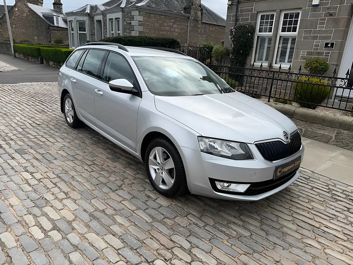 Used 2017 Skoda Octavia Se Silver - Interior and Exterior details 7