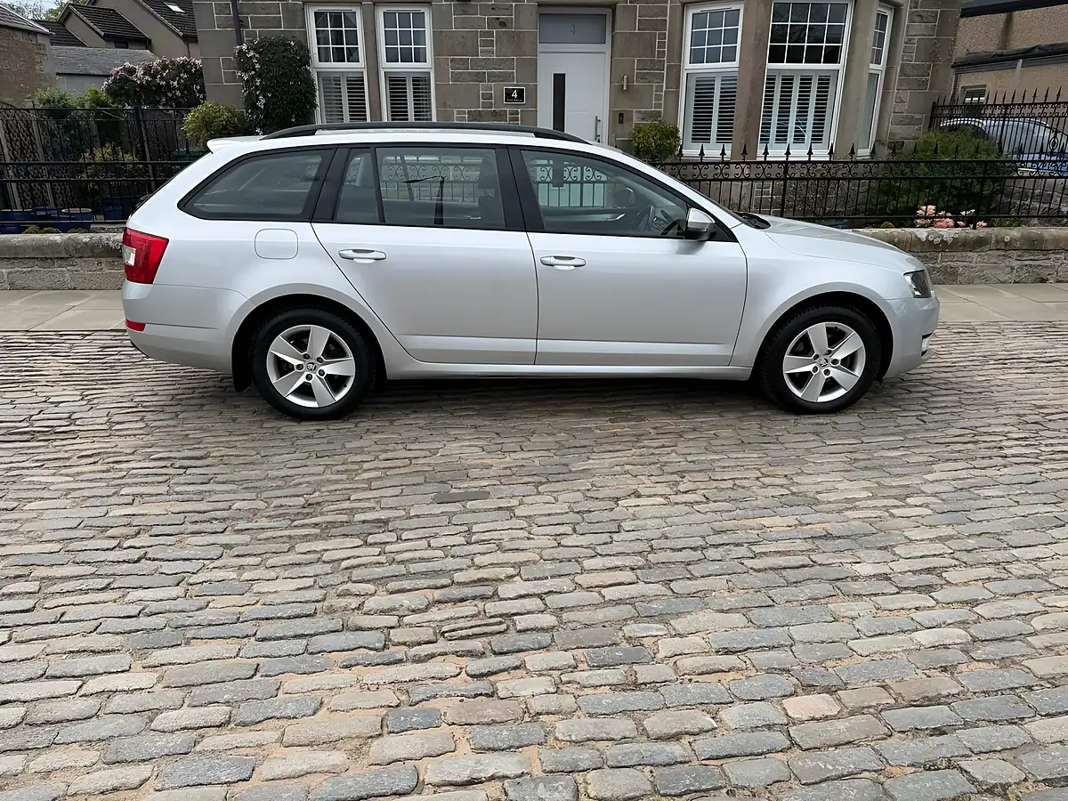 Used 2017 Skoda Octavia Se Silver - Interior and Exterior details 8