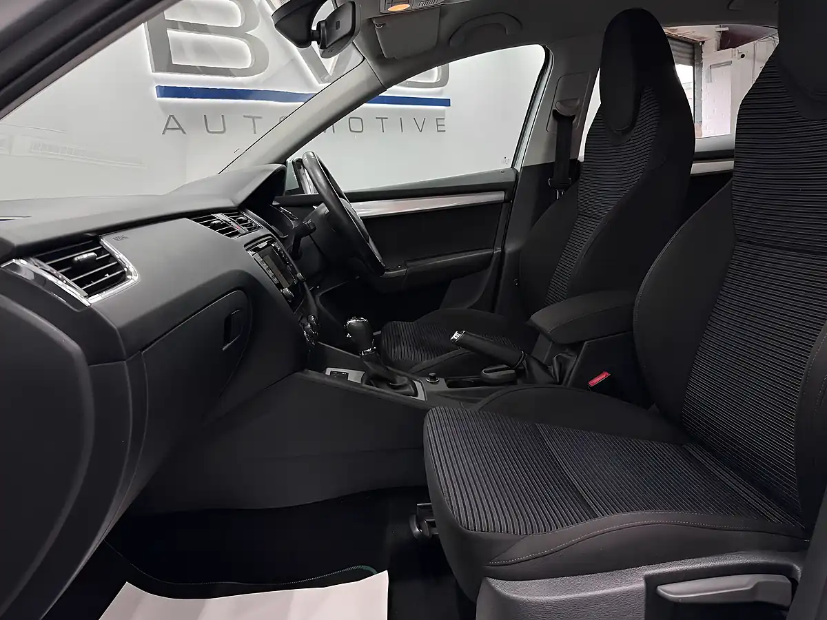 Used 2017 Skoda Octavia Se Sport Silver - Interior and Exterior details 17