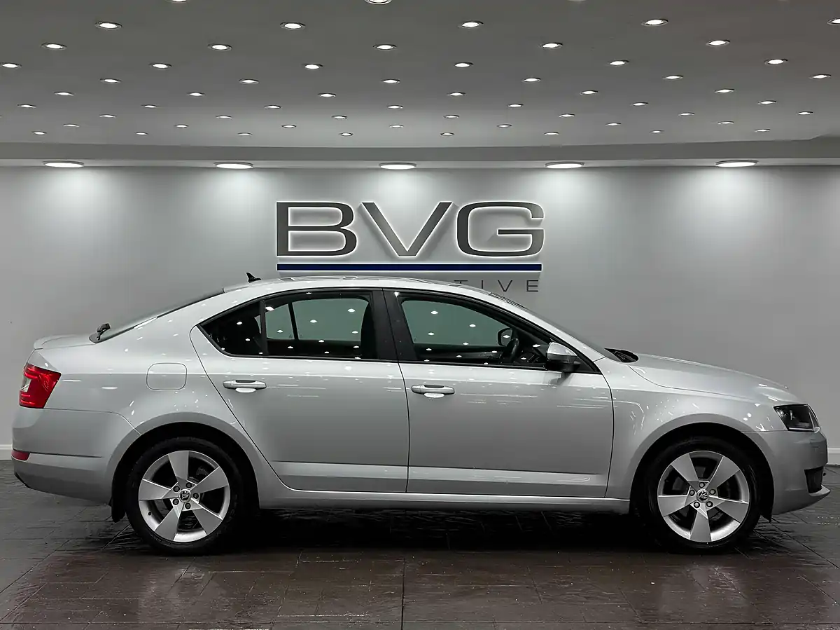 Used 2017 Skoda Octavia Se Sport Silver - Interior and Exterior details 8