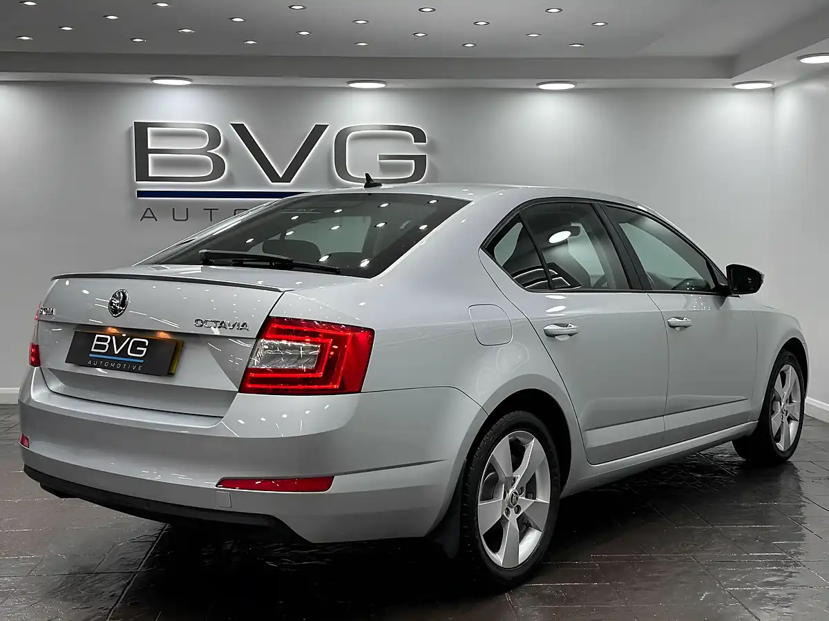 Used 2017 Skoda Octavia Se Sport Silver - Interior and Exterior details 9