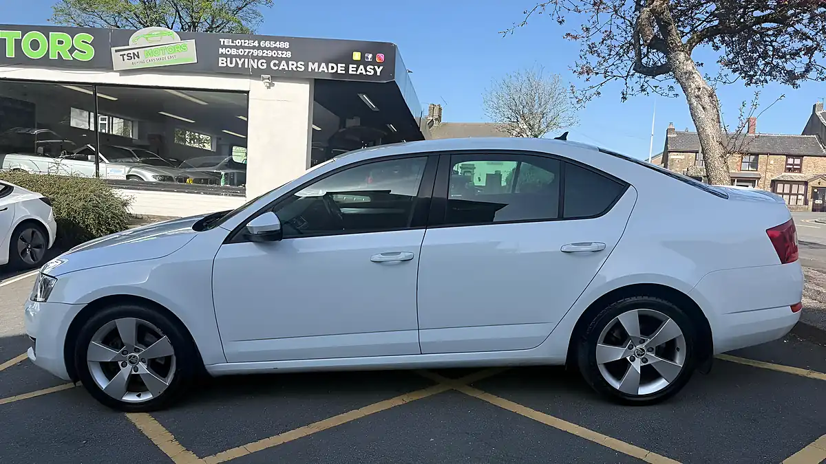 Used 2017 Skoda Octavia Se Sport White - Interior and Exterior details 17
