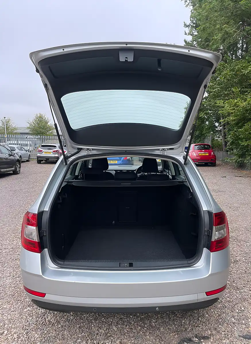 Used 2017 Skoda Octavia Se Technology Silver - Interior and Exterior details 10