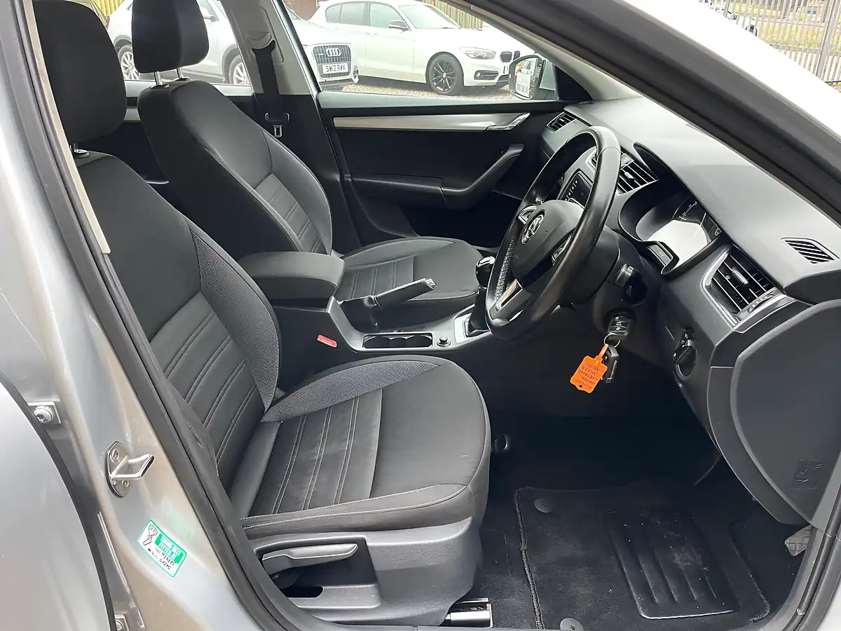Used 2017 Skoda Octavia Se Technology Silver - Interior and Exterior details 11