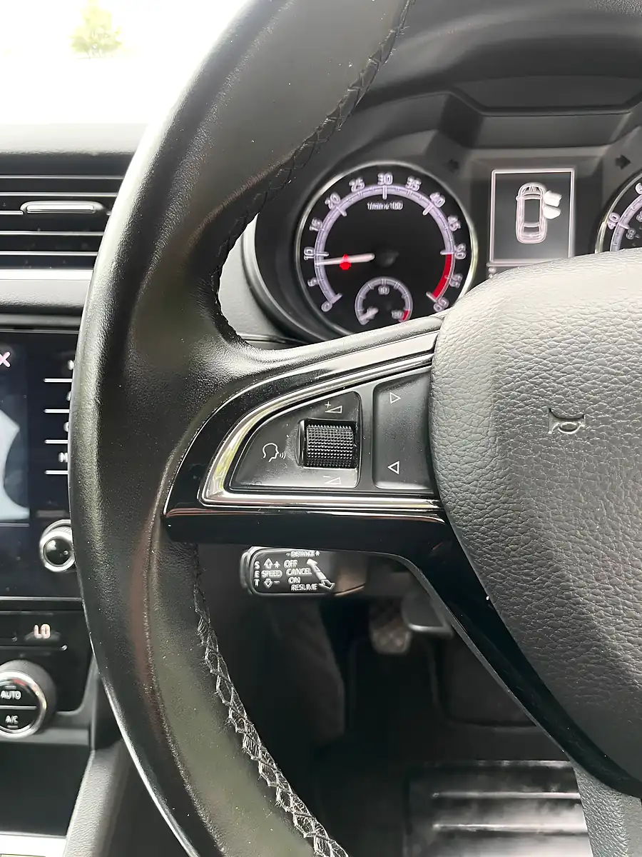Used 2017 Skoda Octavia Se Technology Silver - Interior and Exterior details 13