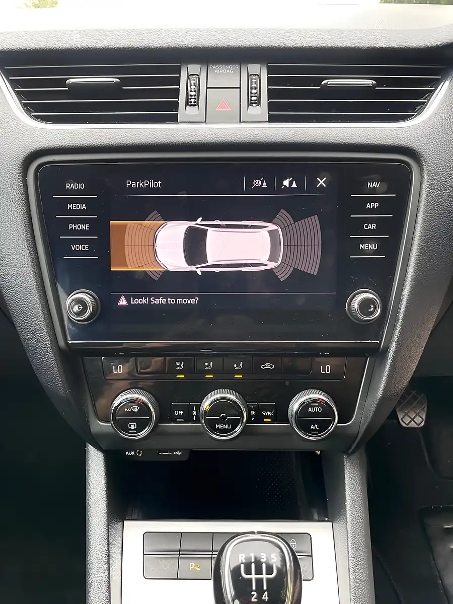 Used 2017 Skoda Octavia Se Technology Silver - Interior and Exterior details 15