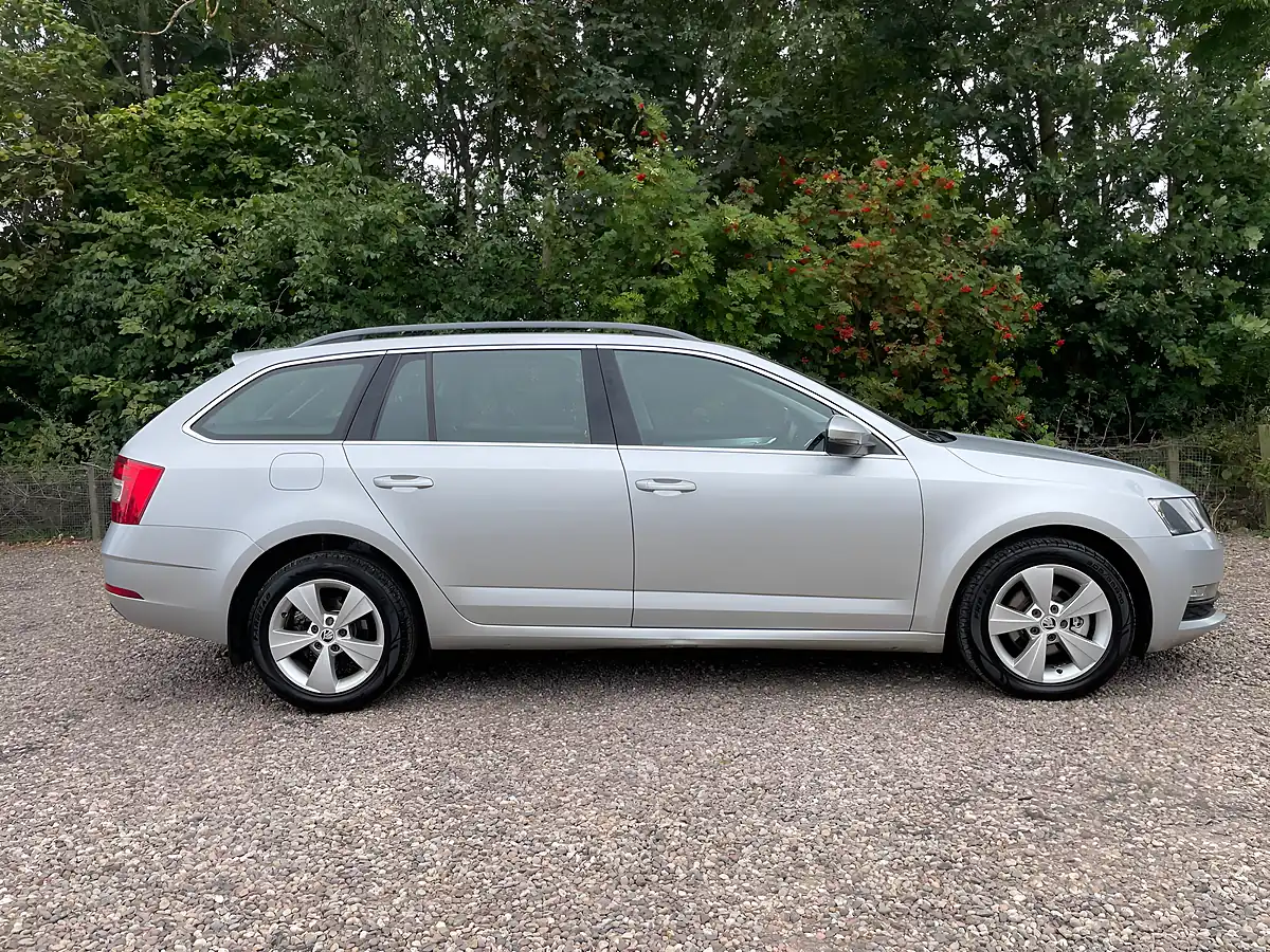 Used 2017 Skoda Octavia Se Technology Silver - Interior and Exterior details 5