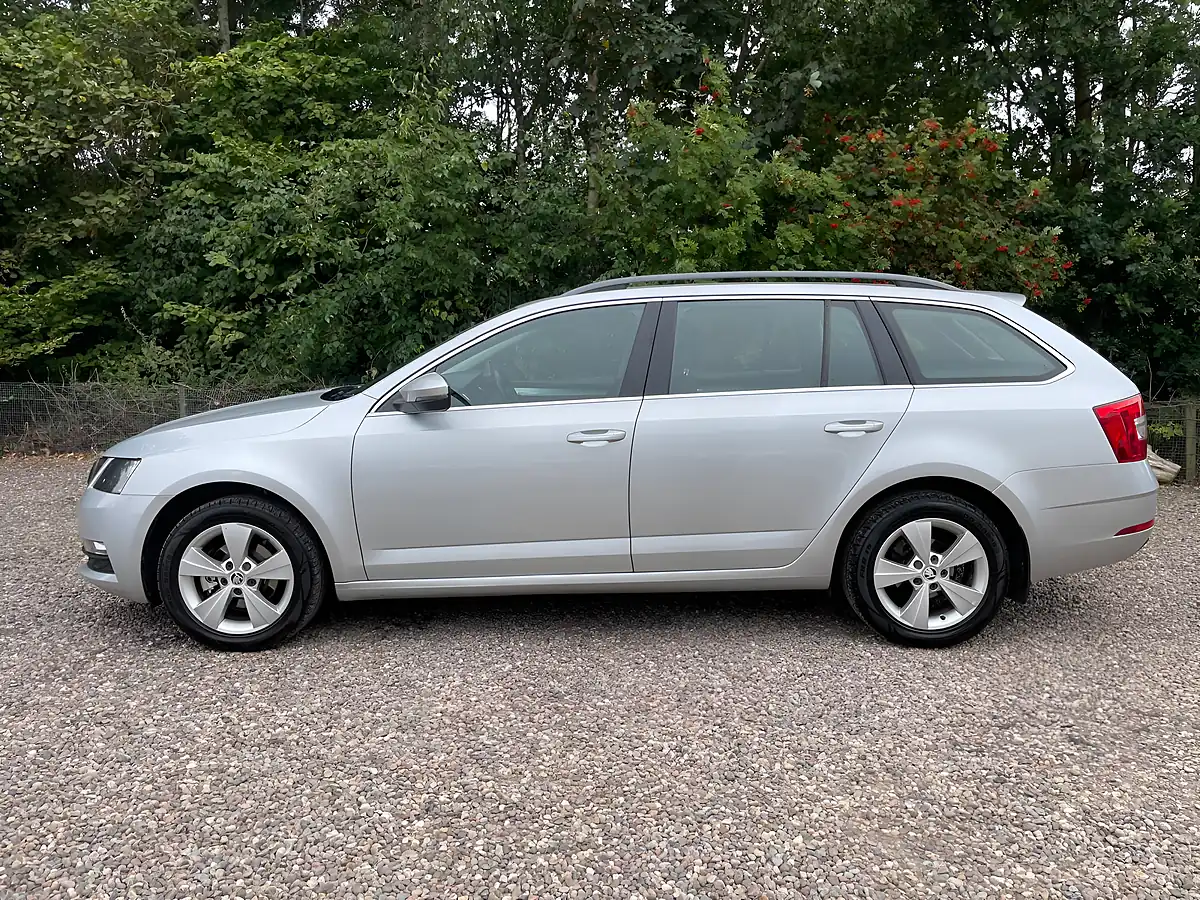 Used 2017 Skoda Octavia Se Technology Silver - Interior and Exterior details 6