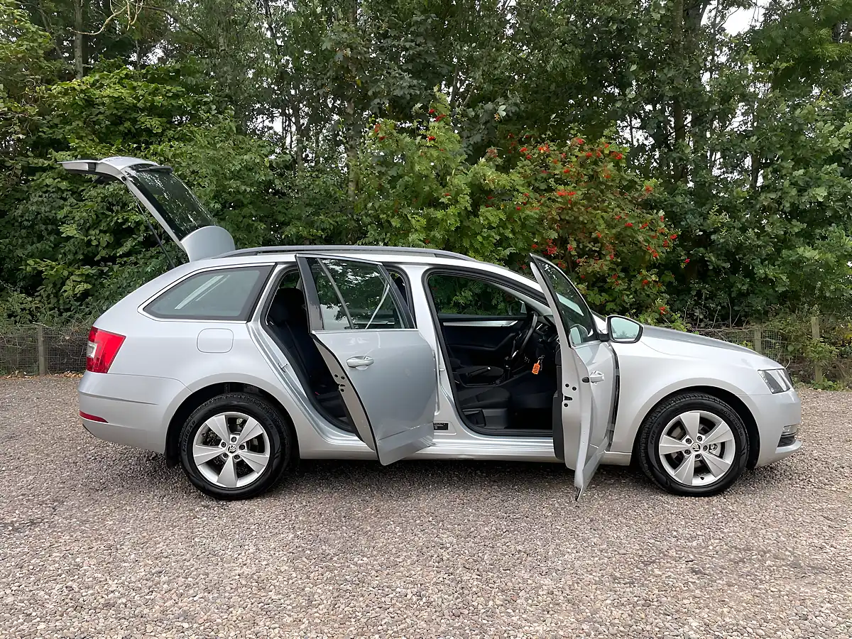 Used 2017 Skoda Octavia Se Technology Silver - Interior and Exterior details 9
