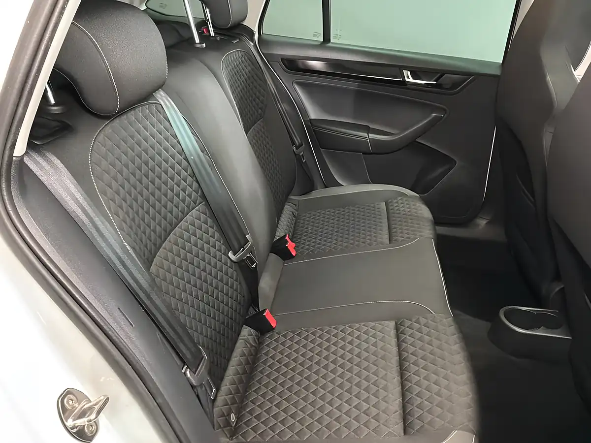 Used 2017 Skoda Rapid Spaceback Se Sport White - Interior and Exterior details 11
