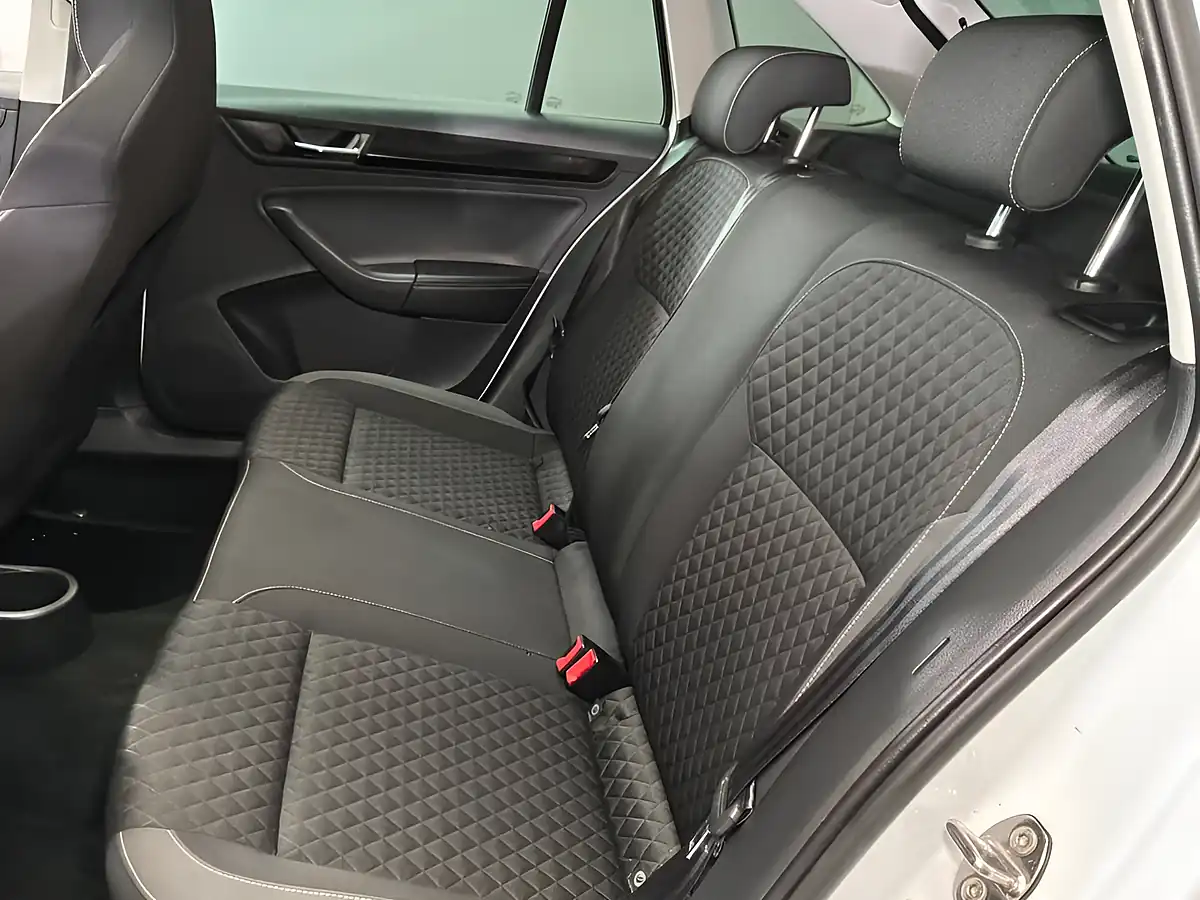 Used 2017 Skoda Rapid Spaceback Se Sport White - Interior and Exterior details 14