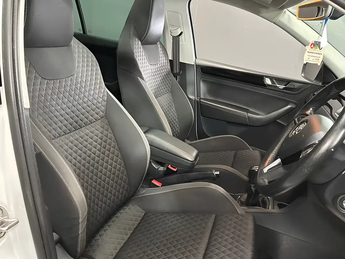 Used 2017 Skoda Rapid Spaceback Se Sport White - Interior and Exterior details 9