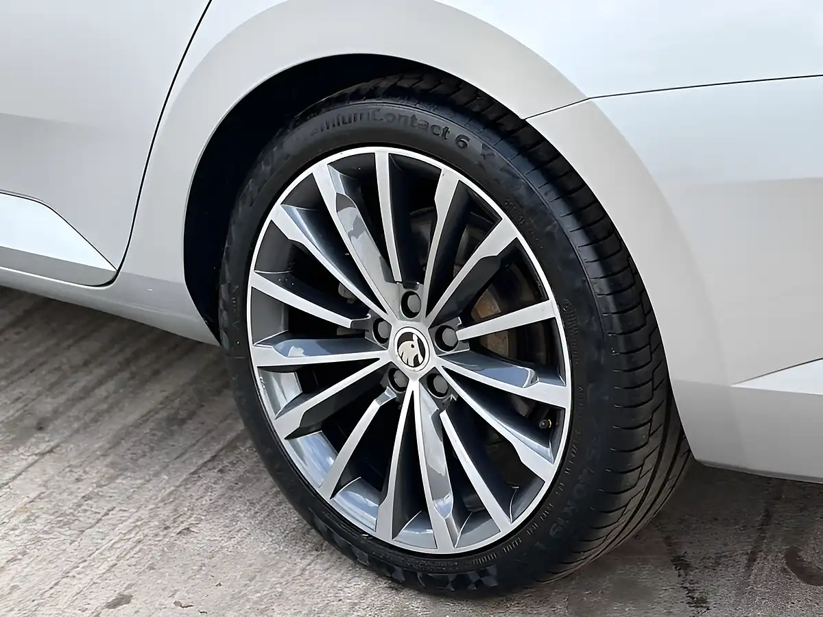 Used 2017 Skoda Superb Laurin & Klement Brilliant Silver - Interior and Exterior details 15